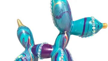 Buntes Ballontier, glitzernde Oberfläche, weißer Hintergrund.