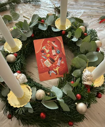 Weihnachtskranz, Kerzen, Grußkarte, festliche Umgebung.