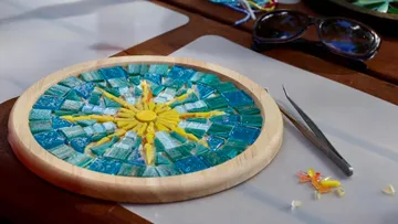 Farbiges Mosaik in Arbeit auf Holztisch