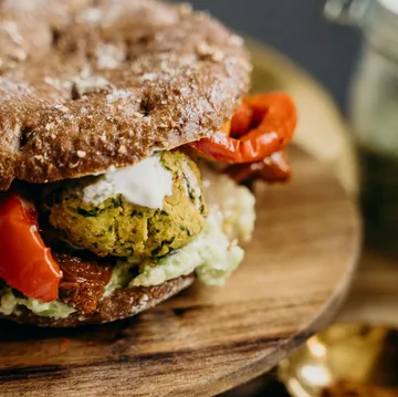 Falafel-Sandwich auf Holzbrett, Nahaufnahme.