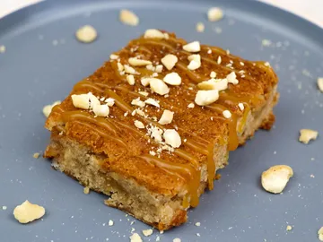 Kekse mit Karamellsoße und gehackten Nüssen auf Teller.