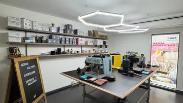 Espressomaschinen in einem Ausstellungsraum.