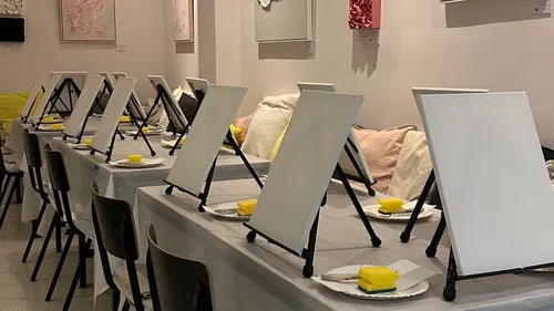 Staffeleien im Kunststudio aufgestellt.