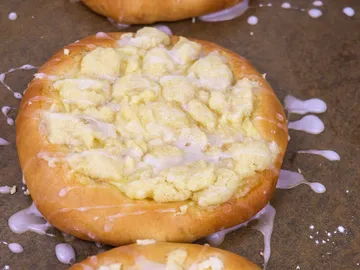 Weiche Gebäcke mit Zuckerguss auf einem Blech.