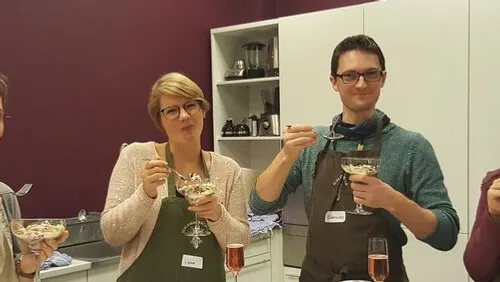 Zwei Personen essen Dessert in Küche.