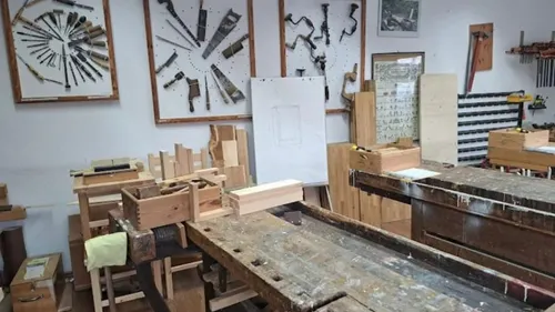 Werkstatttische mit ausgestellten Holzbearbeitungswerkzeugen.