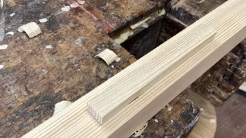 Holzklotz auf Werkbank geschnitten.
