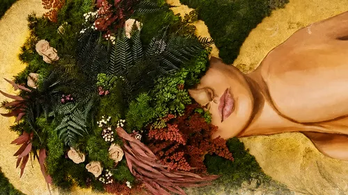 Frauengesicht mit Laub und Blumen bedeckt.