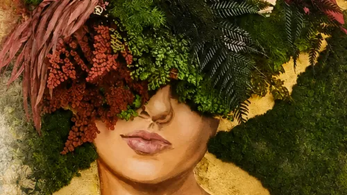Frauengesicht mit Laub und Blumen bedeckt.