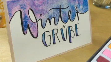 Karte mit 'Winter Grüße' darauf gemalt.
