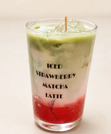 Geschichtetes Getränk im Glas mit Text.