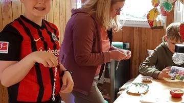 Personen basteln in Holzzimmer.