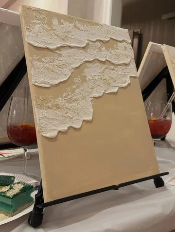 Strukturierte Leinwand mit weißer Farbe auf Staffelei.