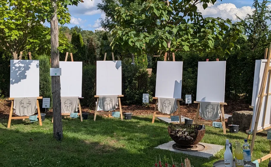 Staffeleien mit leeren Leinwänden im Garten