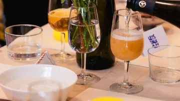 Tisch mit Getränken und Blumen