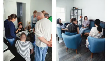 Gruppe diskutiert an Tisch drinnen; Treffen im Raum.