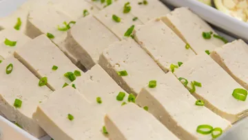 Tofustücke mit Frühlingszwiebeln belegt