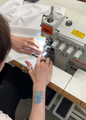 Person näht mit Industriemaschine Tisch.