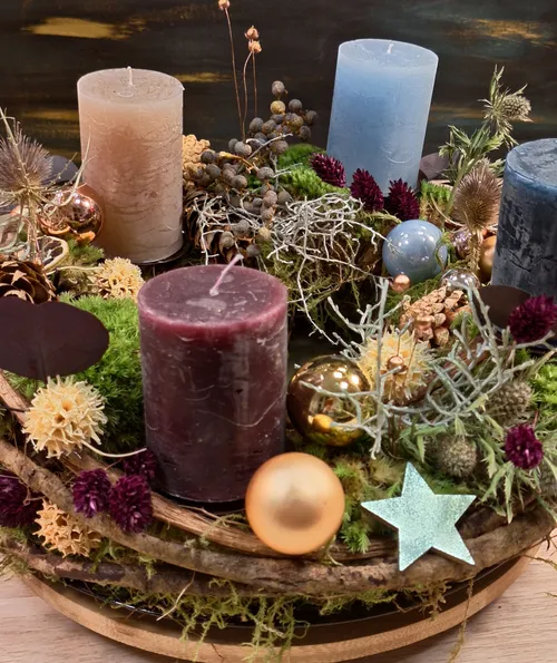 Rote Kerze zwischen festlichen Dekorationen, Grün.