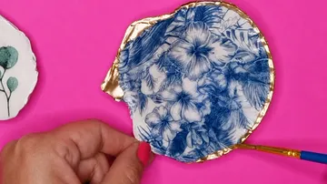 Hand bemalt Teller mit Blumendesign.