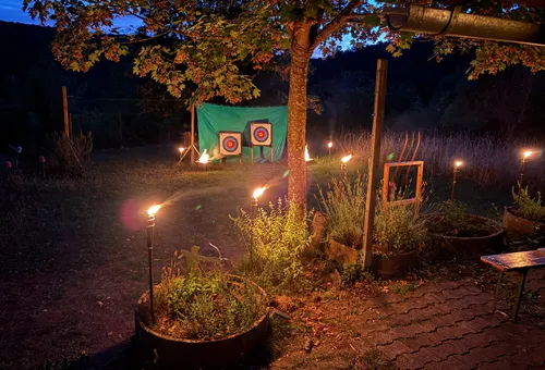 Ziele von Fackeln im Garten beleuchtet.