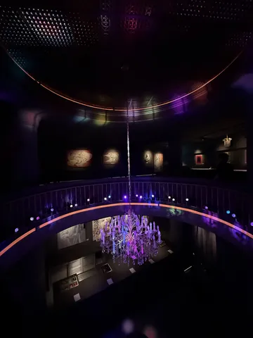 Kronleuchter unter bunten Deckenlichtern im Galerie.