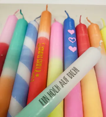 Bunte Kerzen mit Aufschriften und Herzen.