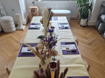 Esstisch mit Dekorationen im Raum.
