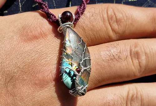 Bunter Steinring auf einem Finger.