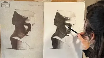 Künstler zeichnet eine Büste auf Papier.