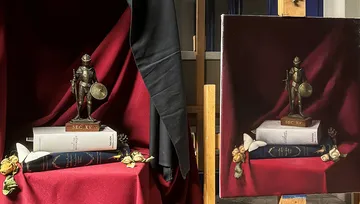 Ritterstatue auf Büchern, Gemälde daneben.