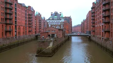 Historische Gebäude entlang Hamburger Kanal.