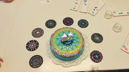 Dekorierter Kuchen mit Kerzen auf Tisch.