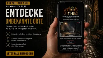 Hand hält Handy mit App, Straßenhintergrund.