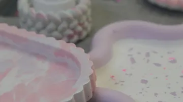 Dekorative Tabletts mit rosa und weißem Design.