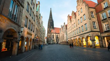 Gotische Kirche am Ende der Einkaufsstraße.