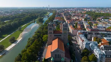 Luftaufnahme einer Kirche am Fluss, Stadtszene.