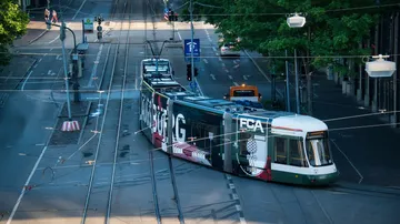 Straßenbahn biegt an Stadtkreuzung ab.