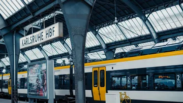 Zug am Bahnsteig des Karlsruher Bahnhofs.
