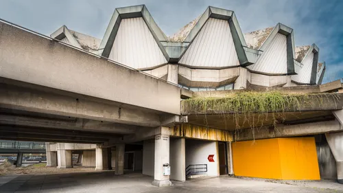 Betongebäude mit scharfen Winkeln und Überhang.