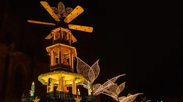 Beleuchtete Weihnachtspyramide bei Nacht.