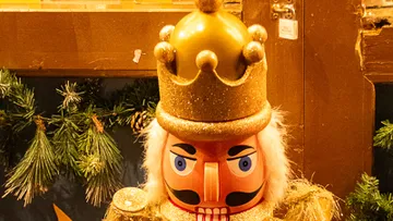 Goldene Nussknackerfigur, weihnachtliche Dekoration.