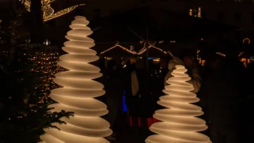 Leuchtende Skulpturen auf festlichem Nachtmarkt.