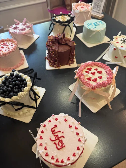 Dekorierte Kuchen auf einem Tisch ausgestellt.