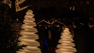 Leuchtende Spiralskulpturen auf Nachtmarkt