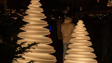 Leuchtende Spiralenbäume auf Nachtmarkt.