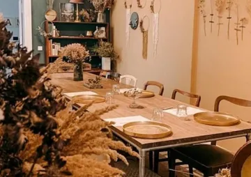 Ein Tisch mit gedeckten Tellern in einem gemütlichen Raum.