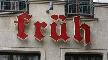 Früh-Schild an einer Gebäude Fassade.