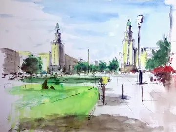 Stadtplatz mit grüner Rasenfläche, Menschen spazieren, sonnig.