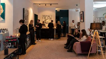 Menschen sozialisieren in einer Kunstgalerie.